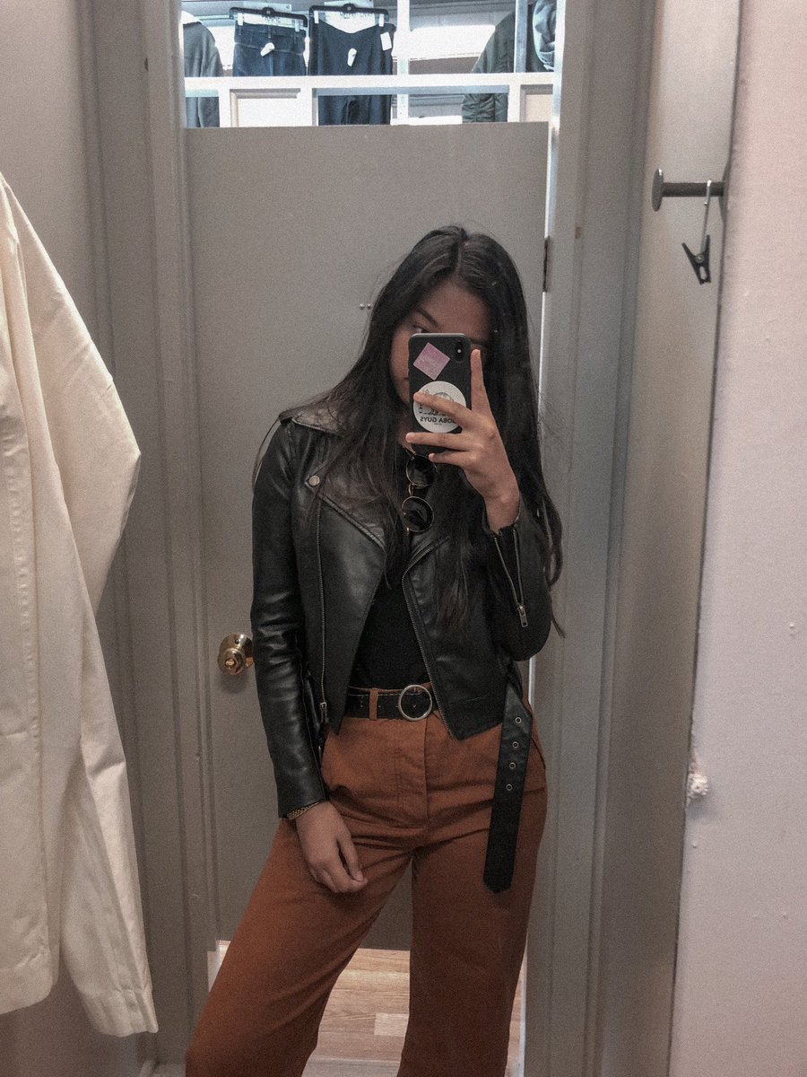 byejenlisa's tweet photo. (lesbian)est I slayed this outfit #BLINKSelcaDay https://t.co/0LWwS4XqbO