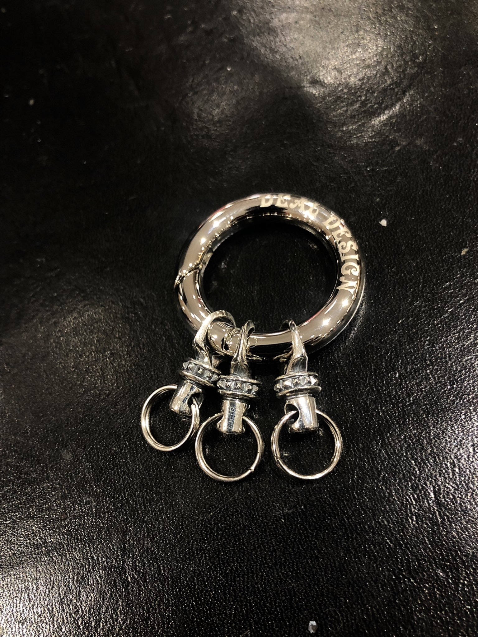 ディールデザイン 新宿マルイメン Twitterren こんにちは山崎です 本日は 3setマルビナ T Co Qf64qcjtxb をご紹介 ロゴ入りのマルビナやキーパーツのシンプルさが人気のアイテムです 鞄に付けたり腰に付けられたりと万能です Dealdesign 新宿