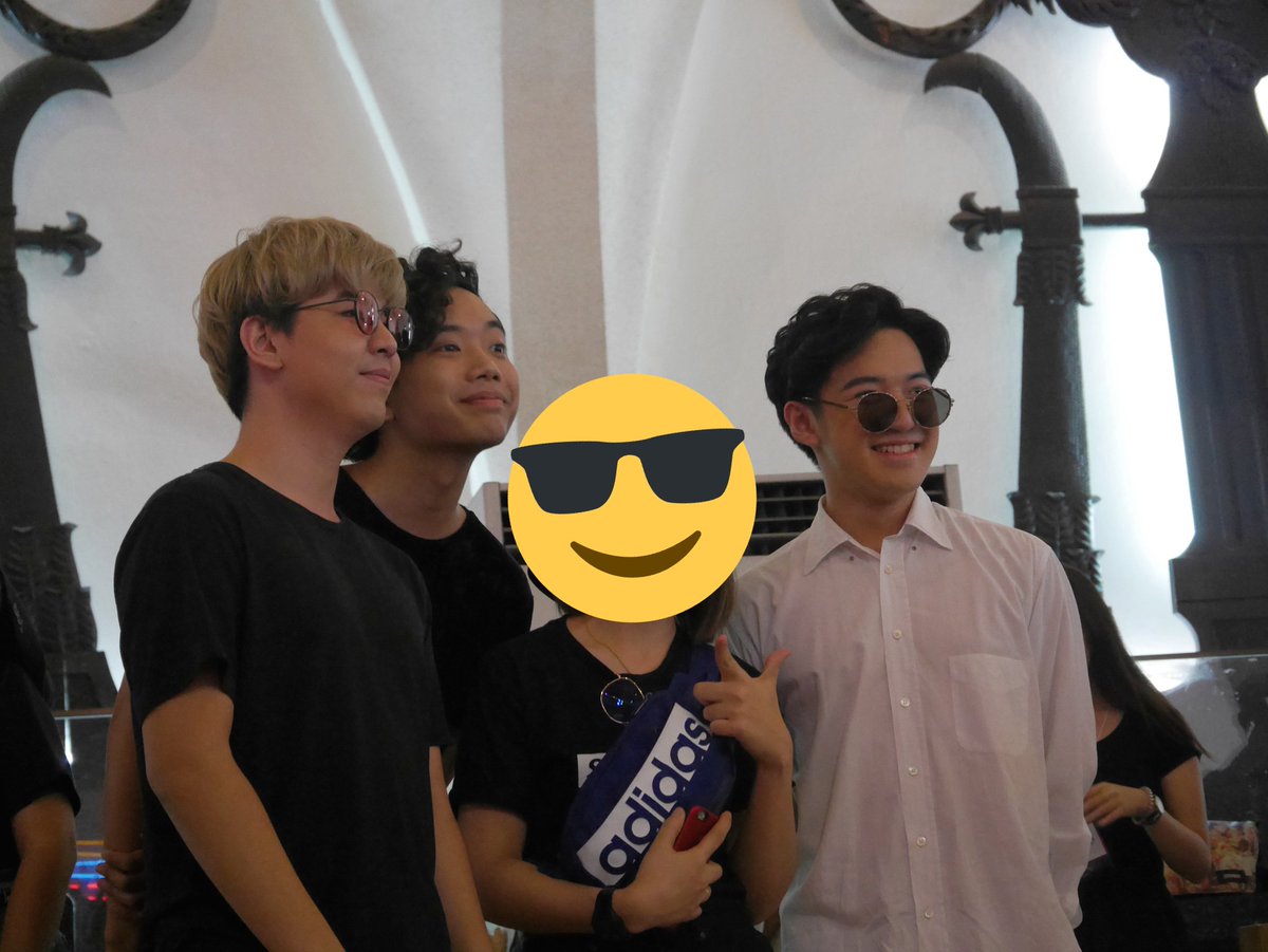 Hirumi_Arika's tweet photo. #BandLab #bandlabliveconcert #1stanniversary 
นึกว่าจะมีรูป #TillyBirds ที่ใช้ได้อยู่ 4 รูปถ้วน เพราะแบตกล้องหมดพอดี

แต่พอดูไปดูมา มีรูปที่ถ่ายตอนขายเสื้อ(ก่อนเล่นคอน)อีกด้วย เย้😂

ป.ล.ตอนนั้นเรายังไม่มีเมนใน #GeneLab เลยจริงๆนะ😂 https://t.co/sf9vZD0H8Q