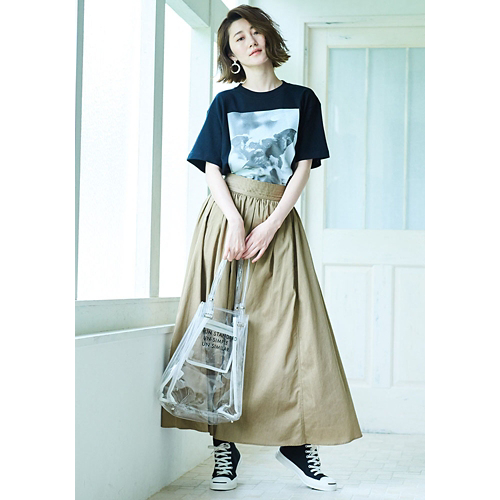 happyplusstore's tweet photo. こんにちは!Miyajiです。
今日のおすすめコーディネートをご紹介します。
Tシャツ:#Shinzone(https://t.co/d60jU3ebKq)
スカート:#MICADEAL(https://t.co/cIW4Jp82Us)
ゴアテックスの黒スニーカーで雨の日も軽快に
梅雨時の憂鬱を吹き飛ばす、元気でキュートなスカートコーデ。 https://t.co/l7yKUlOWgj