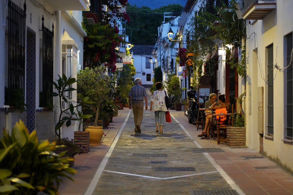 #walkbyshooting #walkbyshootings #photography #SonyA7III #marbella #spain #espana #marbellaoldtown #oldtown #oldtownmarbella #street #streetphotography #streetphoto #streetlife #people #strolling #eveningwalk #evening #quietstreet #cosy #lovely #lovelyevening #couple #nofilter