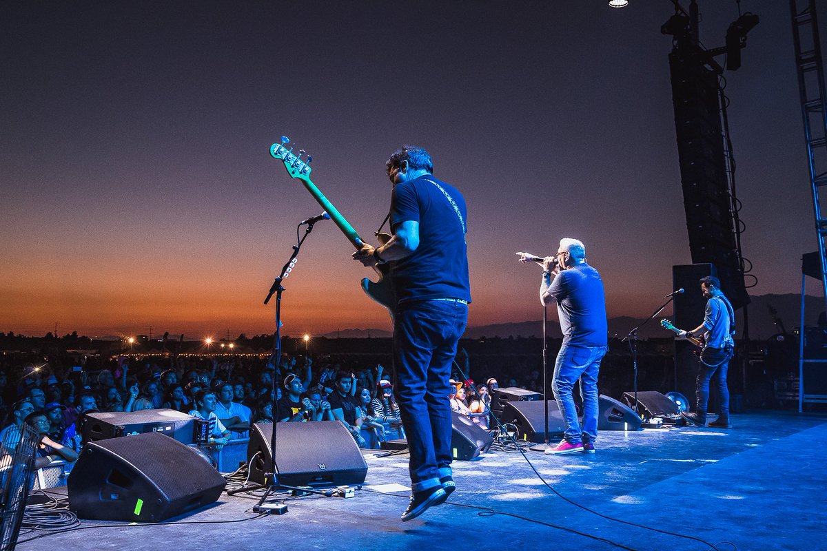 SeanHmusic's tweet photo. Sometimes you get an amazing photographer like @ohdagyophoto shooting you on the @smashmouthsmash stage.
And then you HAVE to post this amazing shot!
#smashmouth #shabatguitars #moodyleather #labellastrings #Uepero #g7thcapos #redbackboots https://t.co/ADCLuzcDn6
