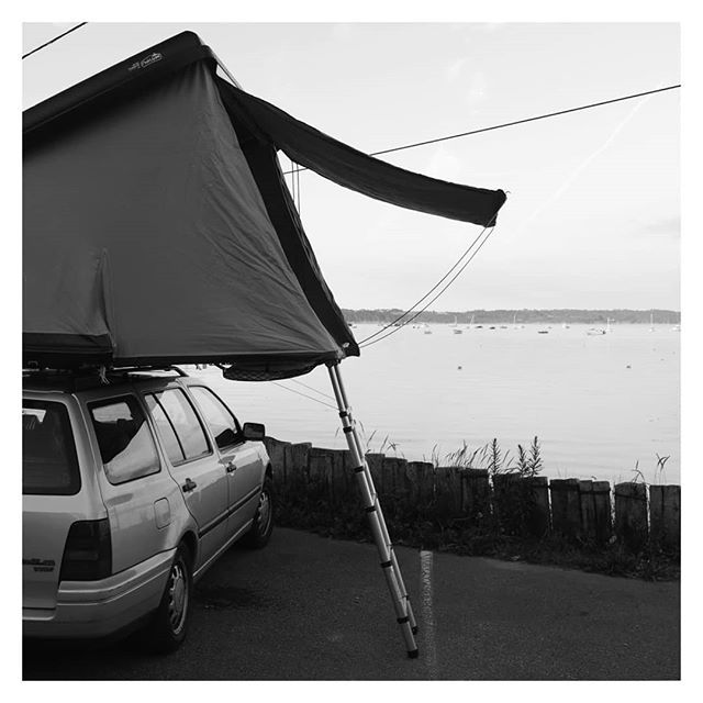 canyouseeart's tweet photo. Et c'est déjà lundi... #naitup
#lundi
#noiretblanc
#tentedetoit
#camping
#campingcar (Les fils c'est pour poser les oiseaux le matin pour le réveil en douceur avec le son des vagues qui donnent le rythme)
@mamgozprod à la prise et @naitup_tentes.hussar… https://t.co/3y9yxpPJ0V https://t.co/C8wi1y0z8n