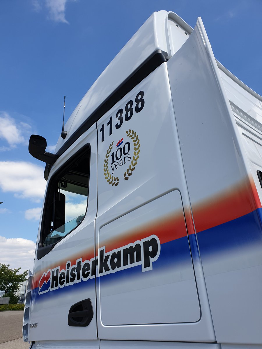 De eerste paar nieuwe type Mercedes Actros 1845 zijn binnen! Deze auto's hebben geen buitenspiegels meer maar zijn voorzien van camera's. Ook is het dashboard vervangen door 2 tablets waarop de informatie voor de chauffeur te zien is. 😁