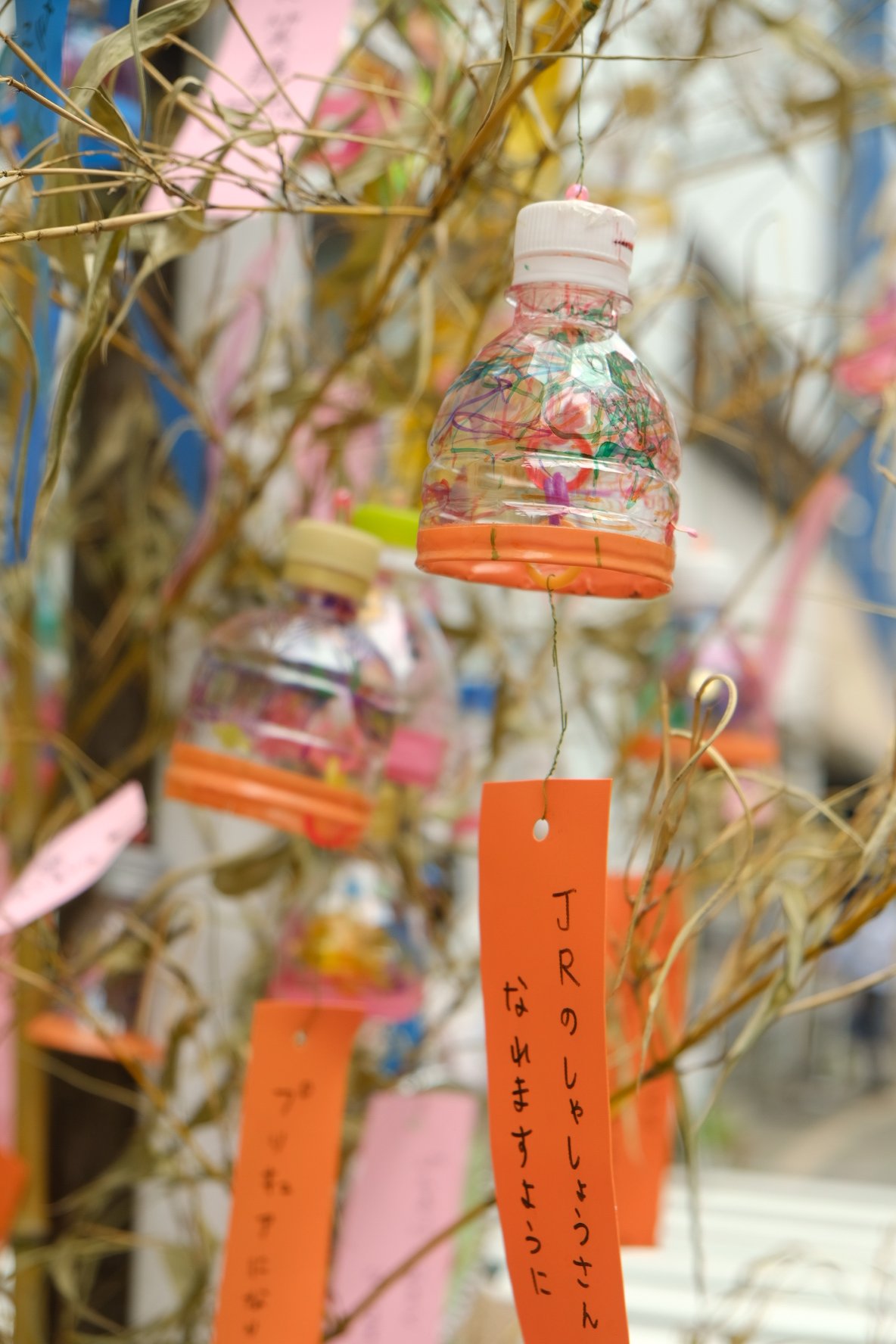 くるこ 例によって時系列ばらばらではありますが 東上野あたりを通りかかると 下町七夕まつり としてたくさんの七夕飾り が 保育園児のペットボトルでつくった風鈴がかわいかったなあ いちごがいちねんじゅうたべられますように Jrのしゃしょうさん