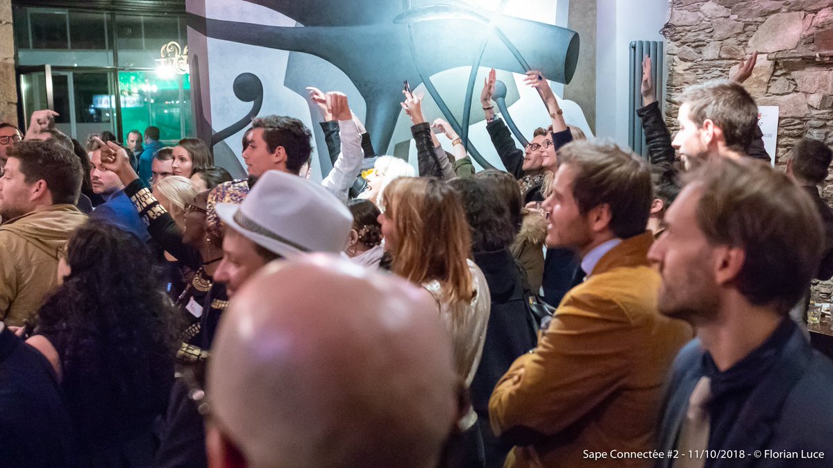 🎶 🍍 🎶 🍍 🎶 🍍
C'est la Sape à la plage 
Et mes yeux dans tes yeux
Elegance &amp; coquillage
Entre toi et l'eau bleue
🎶 🍍 🎶 🍍 🎶 🍍 
sape-connectee.org