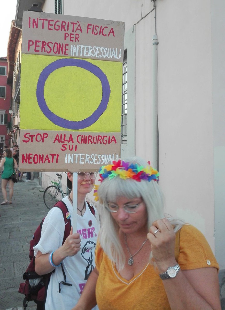 Intersexioni's tweet photo. ancora #staffettaintersex
persone #intersex e #alleate
tanti volti diversi #solidarietà #sorellanza/fratellanza ravvicinata e a distanza tante #bandiere e diversi slogan
uno per tutti integrità fisica #stopIGM
#bodilyintegrity #intersexrights 💛💜✊
#pisa #intersexpride #pride https://t.co/H3h3pixr4i