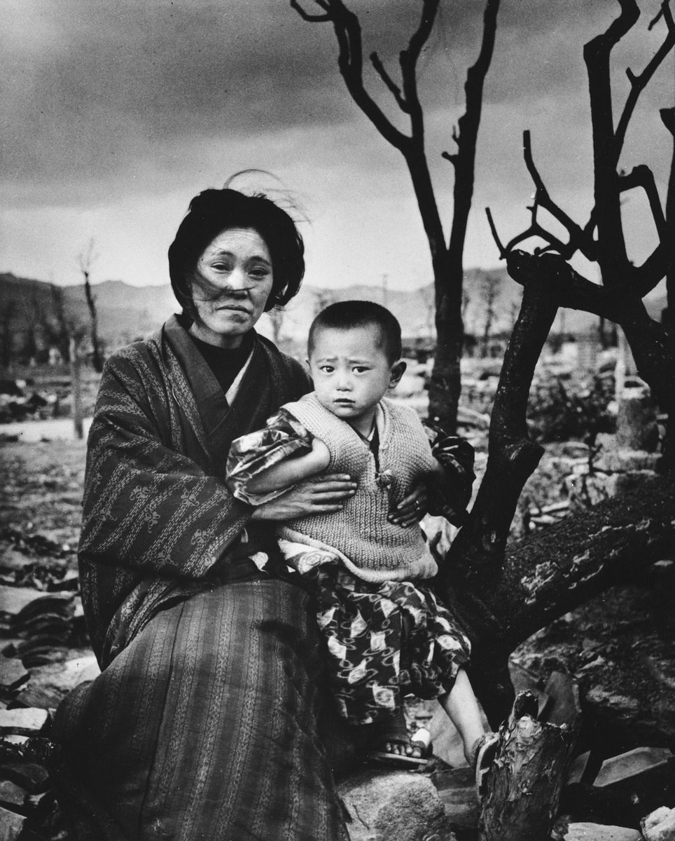 Mother and child in Hiroshima, Japan, 1945 - by Alfred Eisenstaedt (1898 – 1995), German/USA
#AlfredEisenstaedt
time.com/3881060/wastel…