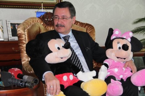 Melih Gökçek: Evimde eşimle birlikte otururken belediyeden 15-20 kişilik bir grup geldi. Gelenler içinde boksörler, güreşçiler ne ararsanız var
bit.ly/2YOWwDy
