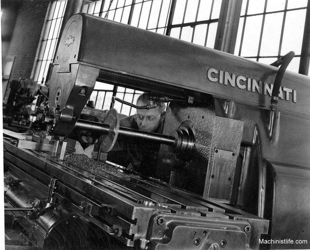 GrungyMachinist's tweet photo. #MillMondays ⚙
Machinist working on a Cincinnati horizontal milling machine at Clark Equipment Co., Battle Creek, Michigan. 1950s
#cincinnatimill #cincinnatimills #horizontalmill #millingmachine #millwork #oldtools #Machinistlife https://t.co/UjtgZxD4rh