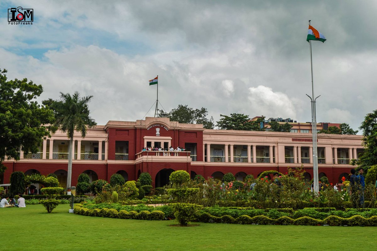 IITISM_DHANBAD's tweet photo. Meandering through the contours of time: "The Heritage Building @IITISM_DHANBAD (Courtesy: Fotofreaks) https://t.co/A9oTG9Ax6g