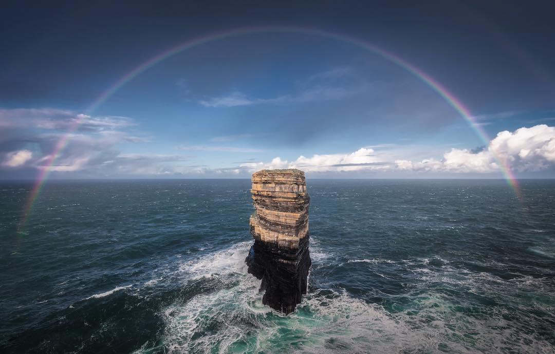 wildatlanticway's tweet photo. Some days everything just lines up! A perfect rainbow over the Dún Briste sea stack at Downpatrick Head, Co. #Mayo! 🌈 #WildAtlanticWay

📸 ihaveadarksoul [IG] https://t.co/EoqT4PeHJL