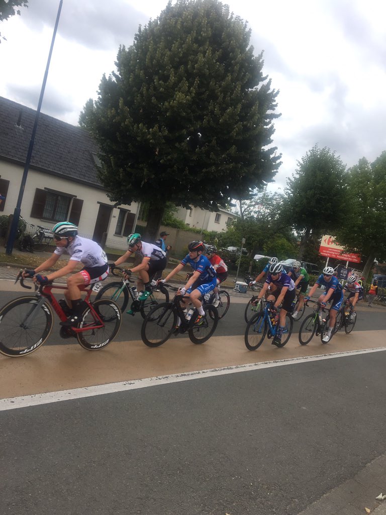 All of the front groups have come together to form a bunch of about 30 riders with Spokes Aaron King and George Woods working nicely in it! Adam Mitchell is in a small group trying to chase the leaders with Scott Howieson and Rory McGuire pushing along in the peloton-2 laps left