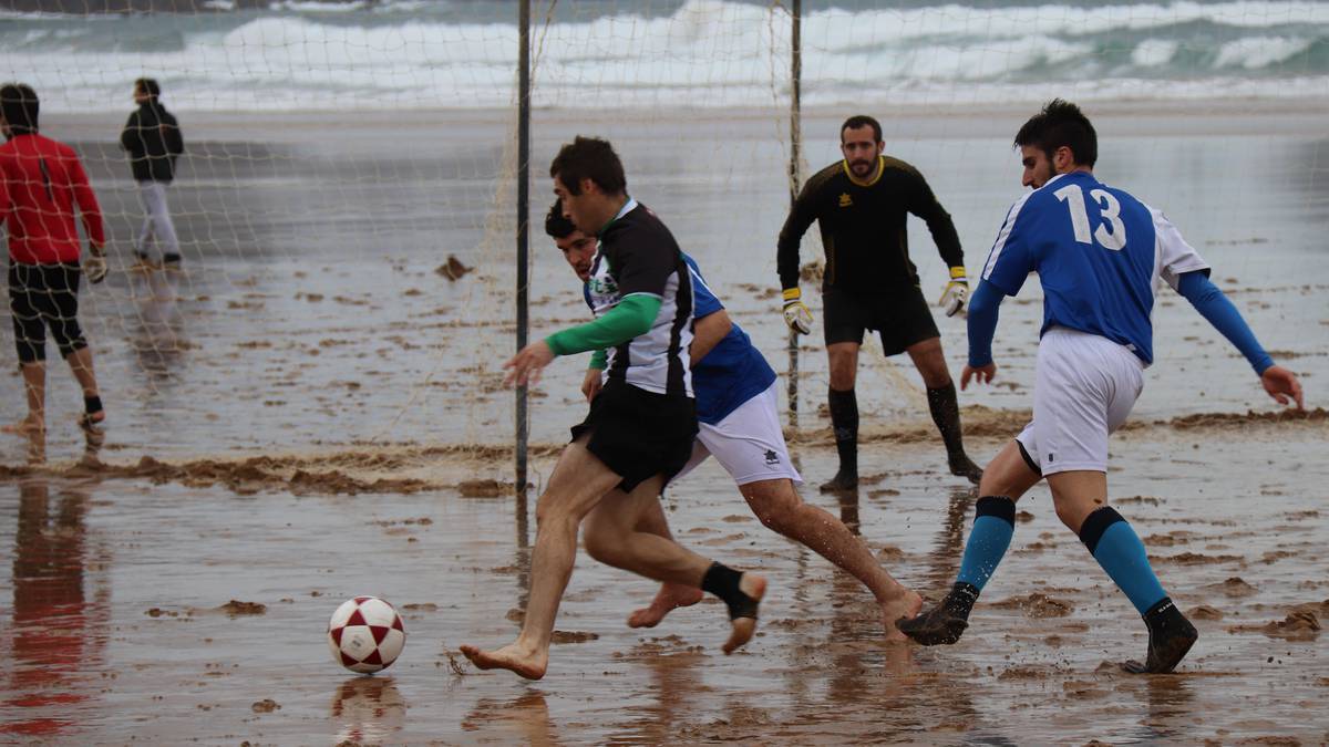 GukaGara's tweet photo. Hondartza futbolean jokatzeko izena ematera dei egin dute #Zarautz https://t.co/fF2E9kBNg4 https://t.co/MgT2AxGiIT