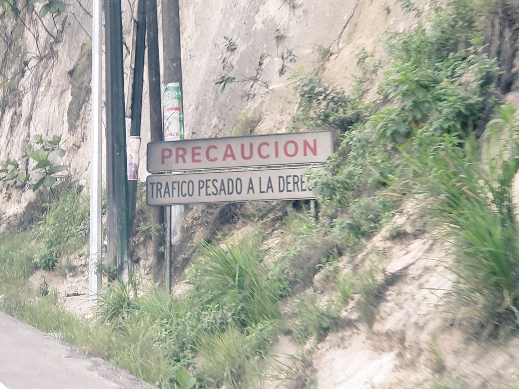 vivaln_gtv's tweet photo. #TránsitoGT | @PMT_VILLANUEVA indica que hoy se continuará con operativos dirigidos al transporte pesado. Se sancionará a conductores que utilicen carriles no permitidos para la subida de Villa Lobos y perjudiquen el paso en el lugar. https://t.co/9O9kTODZWb