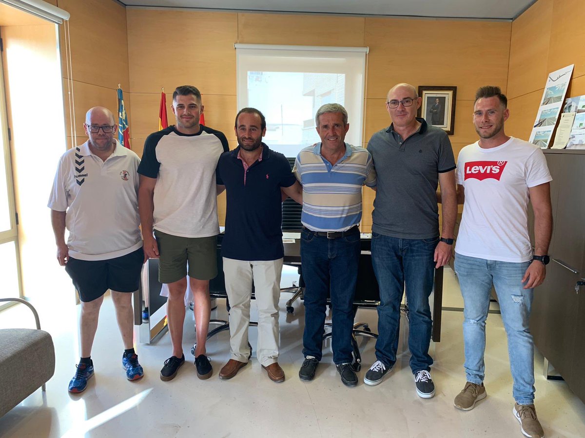 phoradada's tweet photo. @jm_perezsanchez recibe junto al concejal de Deportes de @phoradada a los subcampeones de #España de #bailelatino y a los jugadores de @bmhoradada para felicitarle #enhorabuena #estápasando https://t.co/bs0x3BrnxF