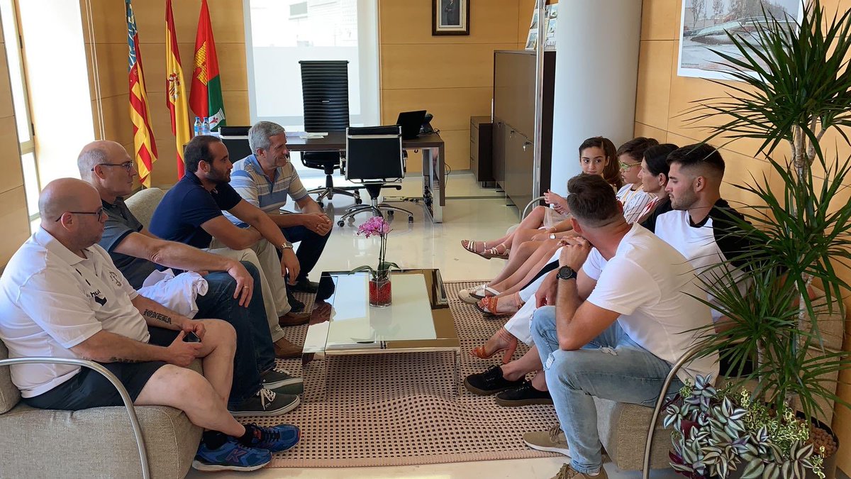 phoradada's tweet photo. @jm_perezsanchez recibe junto al concejal de Deportes de @phoradada a los subcampeones de #España de #bailelatino y a los jugadores de @bmhoradada para felicitarle #enhorabuena #estápasando https://t.co/bs0x3BrnxF
