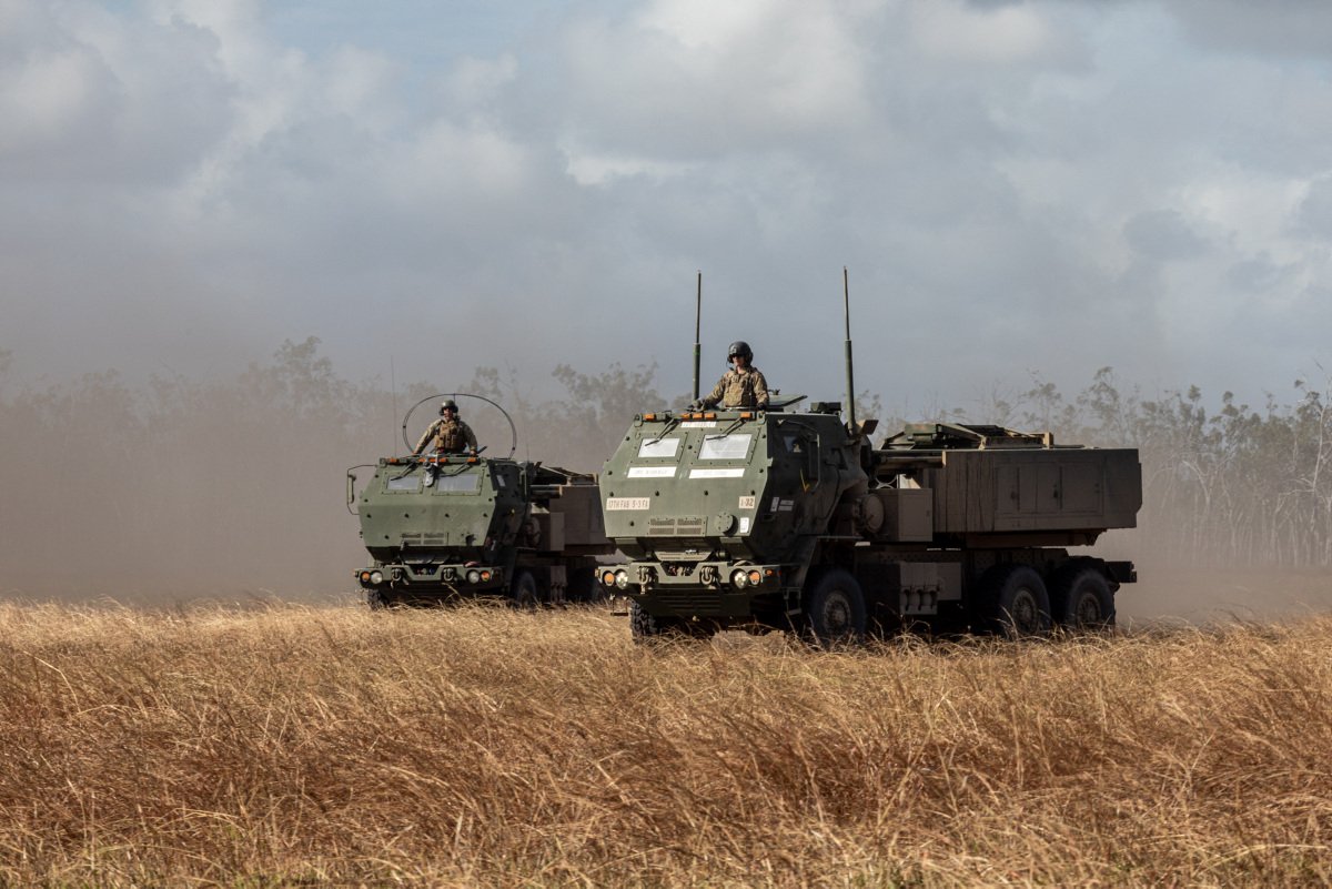 TalismanSabre's tweet photo. What a way to start Exercise #TalismanSabre... with a bang 💥

Today the @USArmy, @USMC and the @AustralianArmy worked together to demonstrate the power of the High Mobility Artillery Rocket System (HIMARS). https://t.co/o5tHfEkGaI
