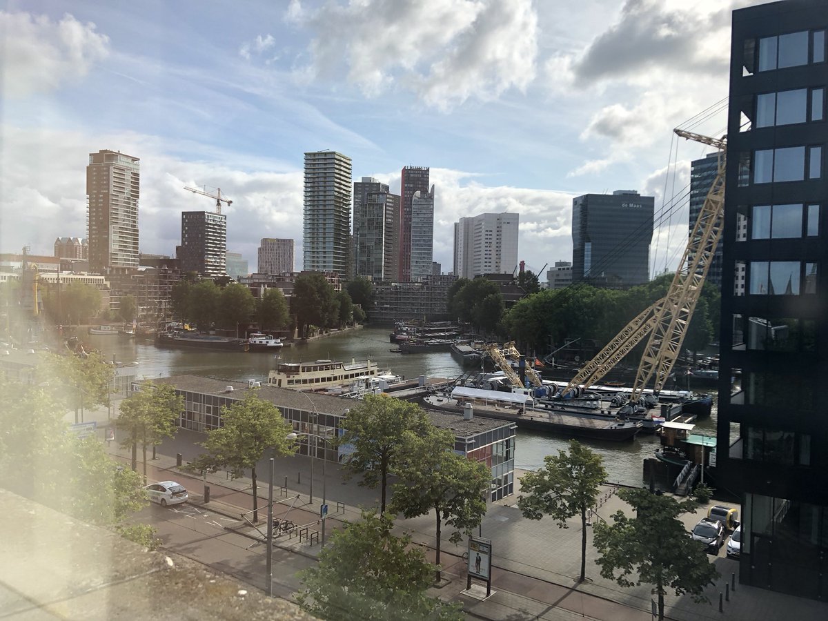 LeonardvdVelde's tweet photo. De eerste etappe zit er op! Overhandiging van de assetplannen aan @berkel_i en @PdeGroot010 op de #schiedamsedijk #samp #ampen @Stadsbeheer010 #tourdesamp https://t.co/kwXriifUuI