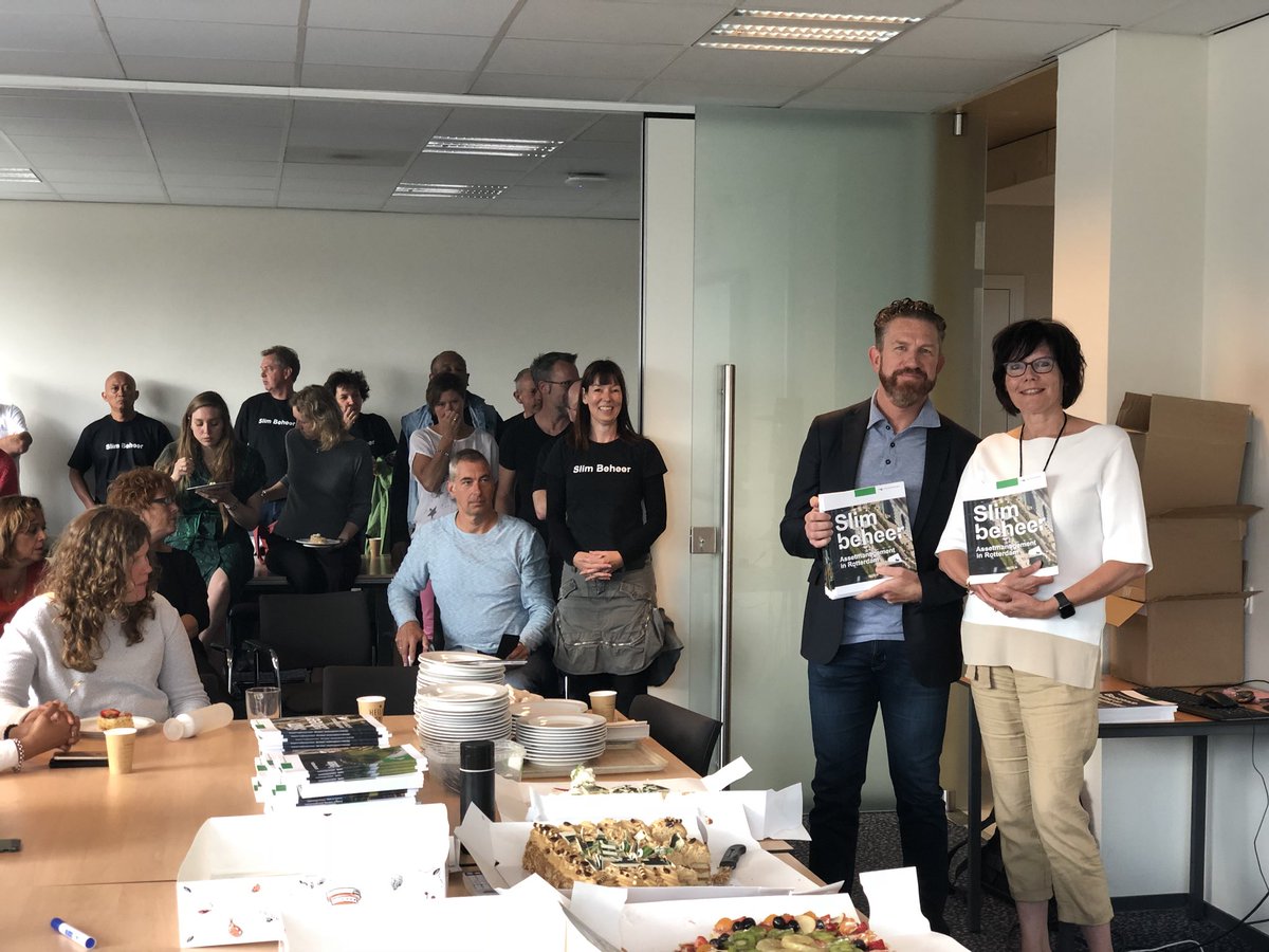 LeonardvdVelde's tweet photo. De eerste etappe zit er op! Overhandiging van de assetplannen aan @berkel_i en @PdeGroot010 op de #schiedamsedijk #samp #ampen @Stadsbeheer010 #tourdesamp https://t.co/kwXriifUuI