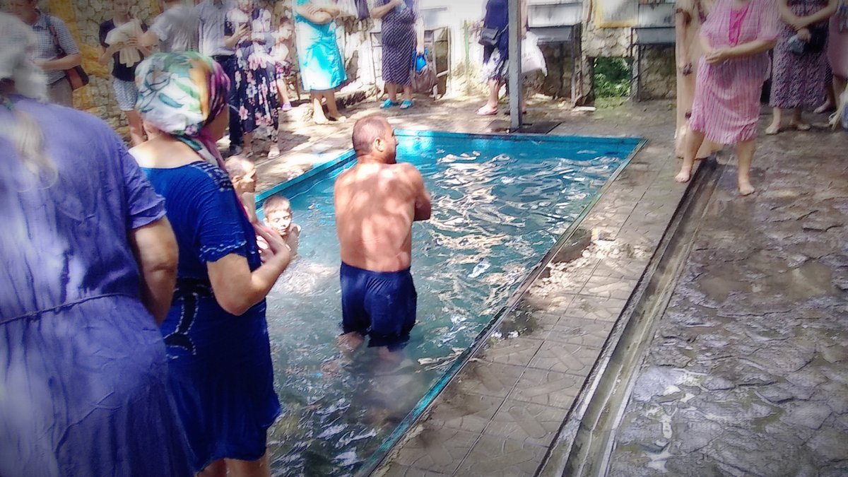 bestseom's tweet photo. #Saharna Сахарна - Иоан Купала 7-07-19 очень много людей купается в бассейне при монастыре - вода из родника https://t.co/nUfOiOW2n5