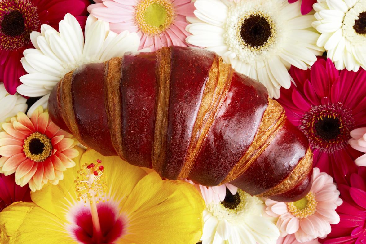 Hibiscus 🌺🥐🌺
Yes! That’s right. And this guy it’s not only beautiful but also incredibly tasty and healthy: Hibiscus is packed with antioxidants which are great for the hydration of your skin.