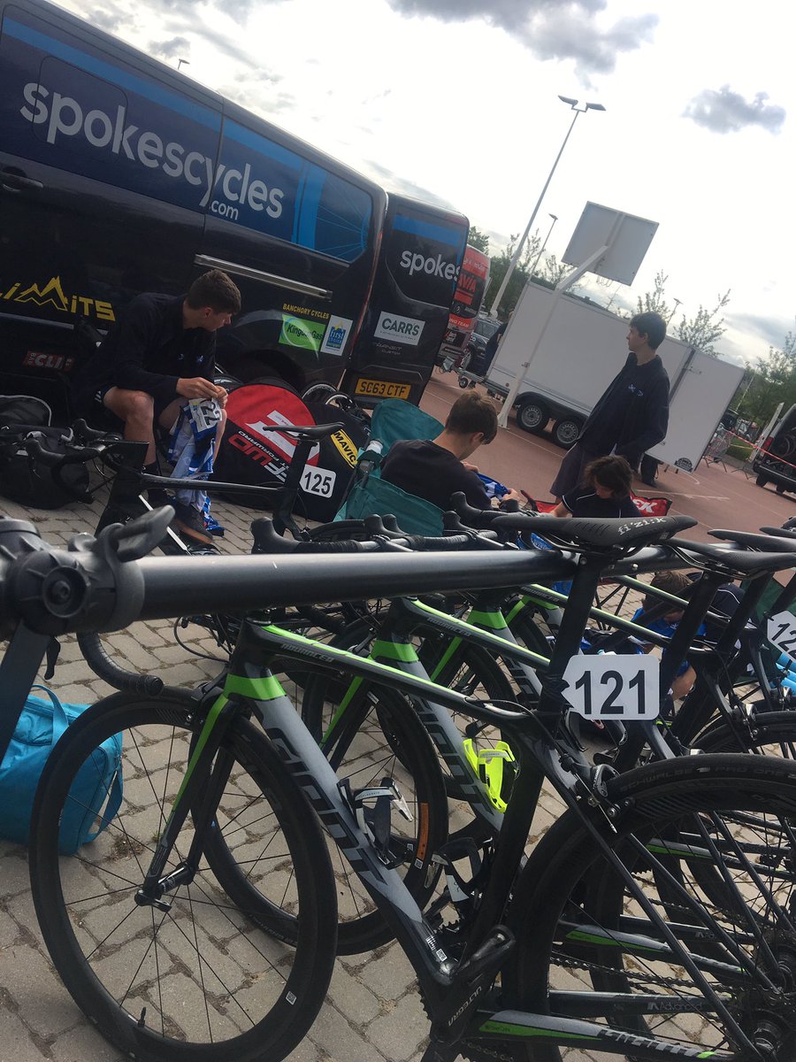 Final stage at Kontich 4 Day Junior Stage Race. our fleet of <a href="/GiantUK/">Giant UK & Eire</a> TCR Advanced being fettled ahead of 125km over 9 laps. SLR tubeless ready wheels are proving perfect for the varied roads here in 🇧🇪