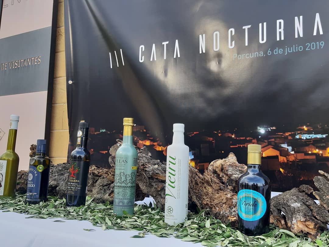 fructum2016's tweet photo. Inolvidable fin de semana el que hemos pasado en Porcuna (Jaén) invitados, por segundo año consecutivo, por el Club de Cata Obvlco, para la III Cata nocturna 🌌de Aoves, celebrada en el Cerrillo Blanco donde hemos podido disfrutar de la visita teatralizada a la Necrópolis. https://t.co/aNCgV4I5ZR