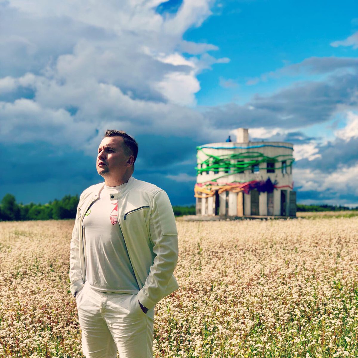 А ещё мы на этих выходных сгоняли в Никола-Ленивец, что под Калугой.
Добраться до него не просто - дорогу бомбили фашысты!)) 
Но побывать там стоит однозначно - одно из удивительных мест, которые я посещал!