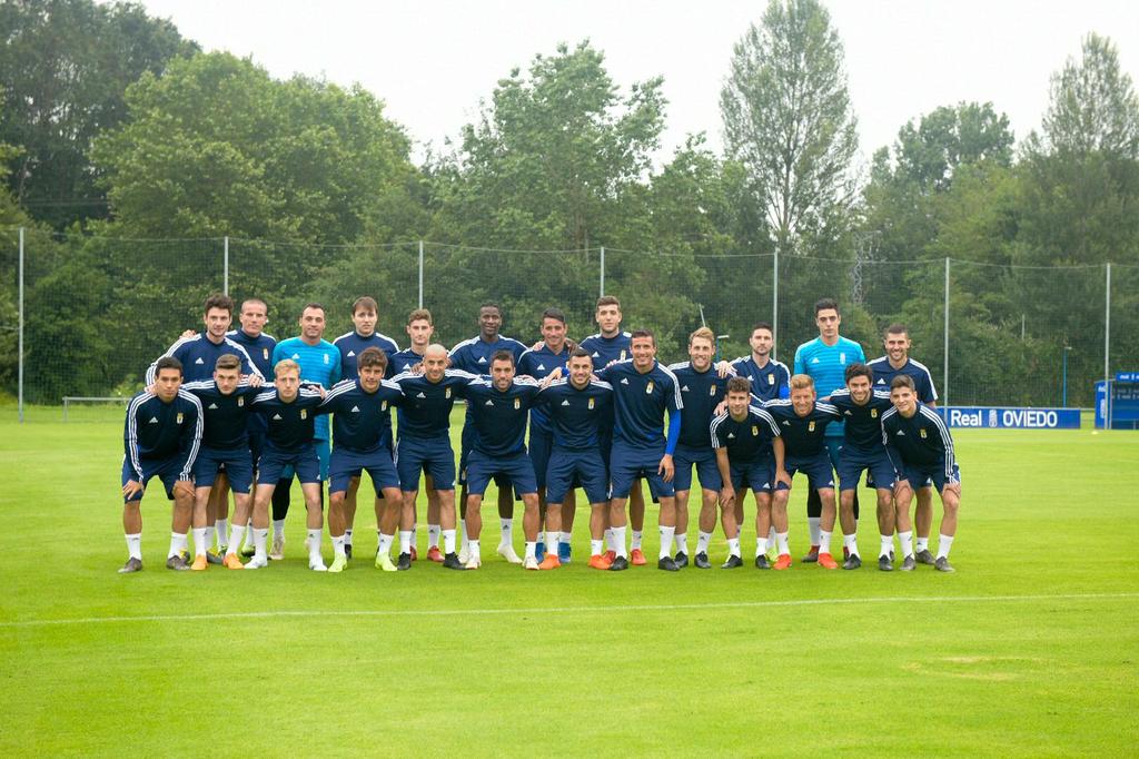 La plantilla se fotografía antes de comenzar el primer entrenamiento de la pretemporada (Foto: RO).