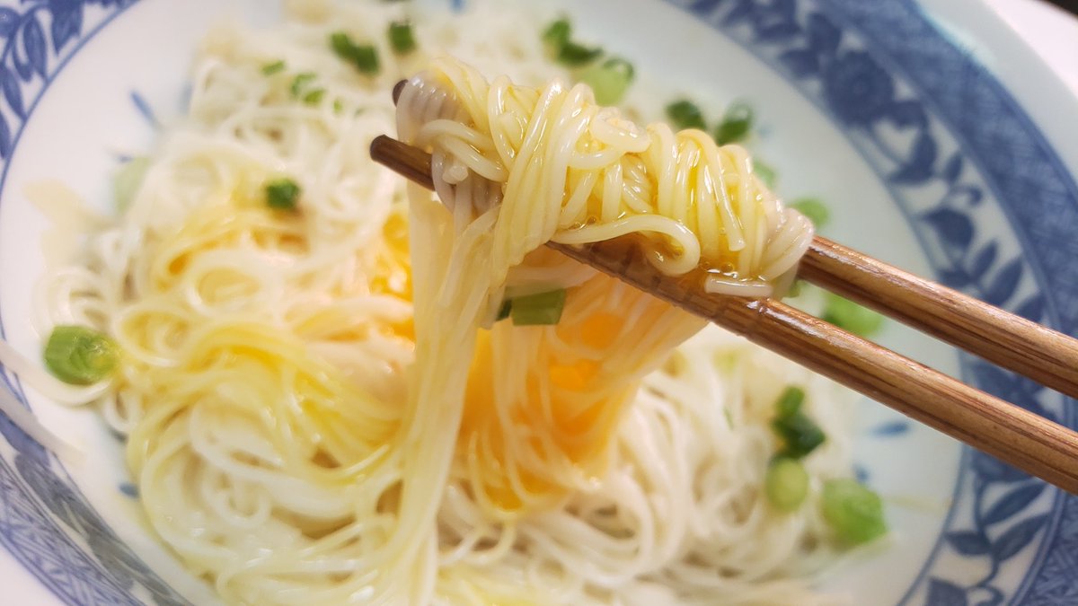 リュウジ 料理のおにいさんバズレシピ これ 超簡単なのに行列のできる味です 塩油そうめん 器ににんにく1片 ごま油大さじ1 みりん小さじ2 酒小さじ2 白だし大さじ1半入れ600w1分半チン 固めに茹でた素麺をいれ和え葱と卵黄で完成 お好みでラー油