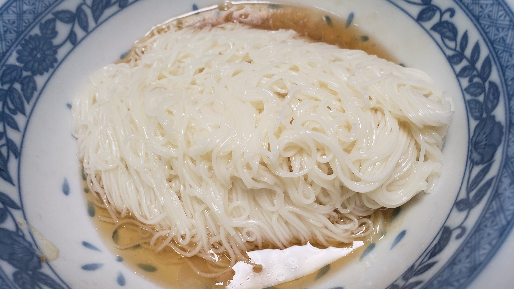 リュウジ 料理のおにいさんバズレシピ これ 超簡単なのに行列のできる味です 塩油そうめん 器ににんにく1片 ごま油大さじ1 みりん小さじ2 酒小さじ2 白だし大さじ1半入れ600w1分半チン 固めに茹でた素麺をいれ和え葱と卵黄で完成 お好みでラー油