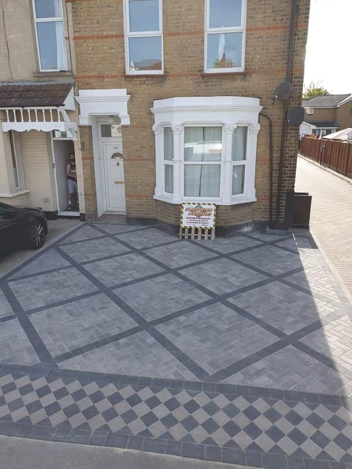 Posts_by_Brett's tweet photo. Wow! Fantastic to see our Brett Approved Installers getting creative with their driveway designs. Stunning transformation to this property by our BAI Stevens Paving!π Featuring Beta Silver Haze with Beta Charcoal detailingπ #landscaping #transformationtuesday #brettpaving https://t.co/wBo33IoyYB