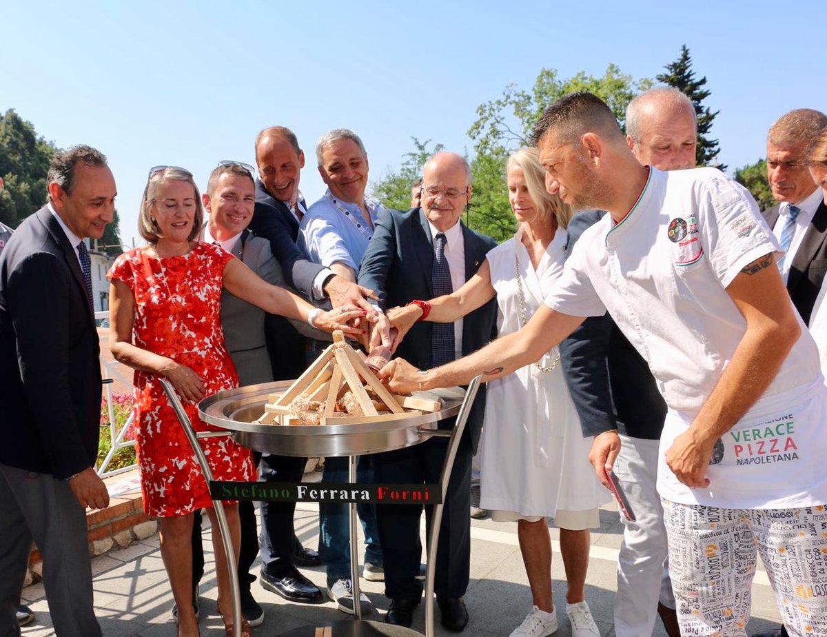 #Olimpiadi e #Pizza napoletana: two of my fav words! ❤Iniziano oggi a #Napoli le Olimpiadi della Vera Pizza Napoletana <a href="/pizzastg/">VeraPizza Napoletana</a>: che onore partecipare all’accensione della fiamma che dà il via a questa gara intercontinentale! 🍕🏆 In bocca al lupo ai pizzaioli 🇺🇸 <a href="/vpnamericas/">VPN Americas</a>!