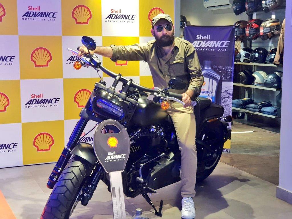 cricsohu's tweet image. Taha ka Harley Davidson Bike jeetne ke baad ki tasveer. 

#ShellPakistan #ShellAdvance, #NaMumkinSeyAgay