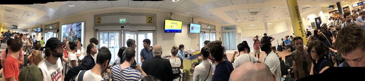 celinecrespin's tweet photo. Parce que c’est inacceptable qu’en 2019 sous prétexte que ça soit moins cher, les compagnies #lowcoast nous traitent comme de la merde. RECIT d’un retour CATASTROPHIQUE &amp; SCANDALEUX de 4j super à Florence a cause de la compagnie @vueling ! ✈️⤵️ #VuelingGate #FlightVY1504 #thread https://t.co/5lSuMadbCd
