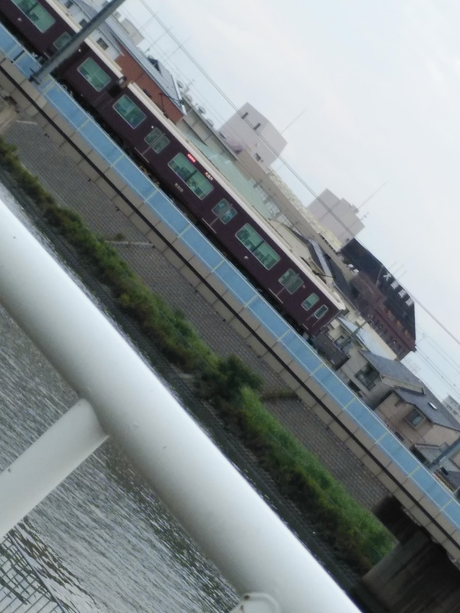 阪急京都線の相川駅の人身事故で電車が止まっている現場の画像