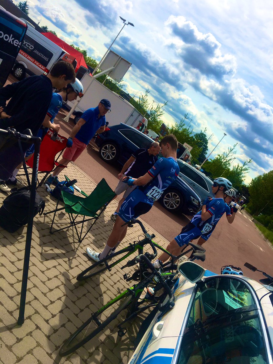 Team talk for the final stage - we are sitting inside the top 10 Team Classification (ahead of Ag2r!) Looking to improve on that! Kontich 4 Day 🇧🇪