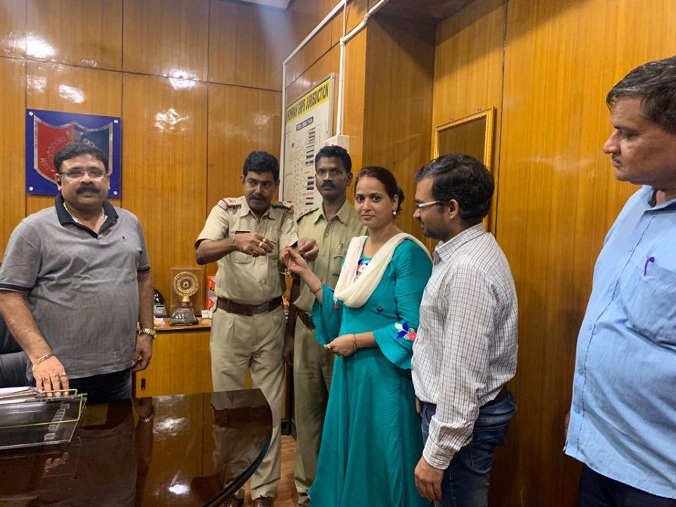 WBPolice's tweet photo. Howrah GRPS under #HowrahGRP recovered missing Gold ornaments and handed over to the owners after observing legal formalities. https://t.co/WbNh4phTaf
