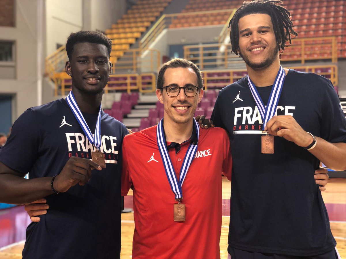 Nos médaillés 🤩
Romain Chenaud entouré de Babacar Niasse &amp; Mathis Dossou-Yovo 🙌🏼
#fierte #FIBAU19