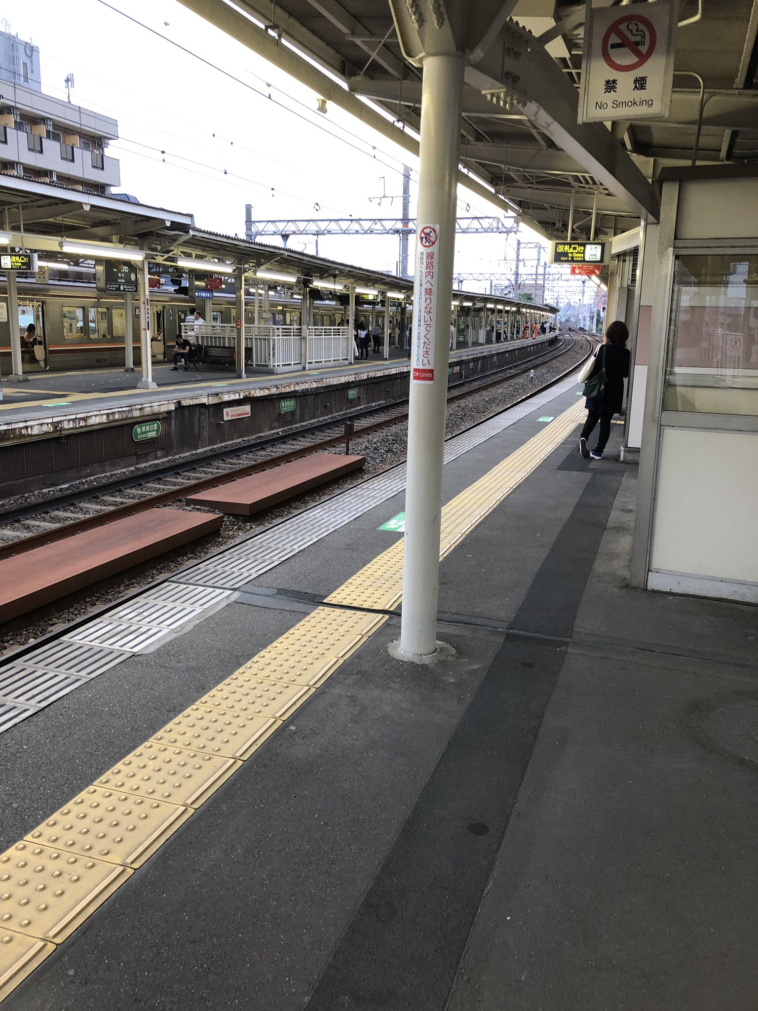 相川駅の人身事故で救護活動してる現場の画像