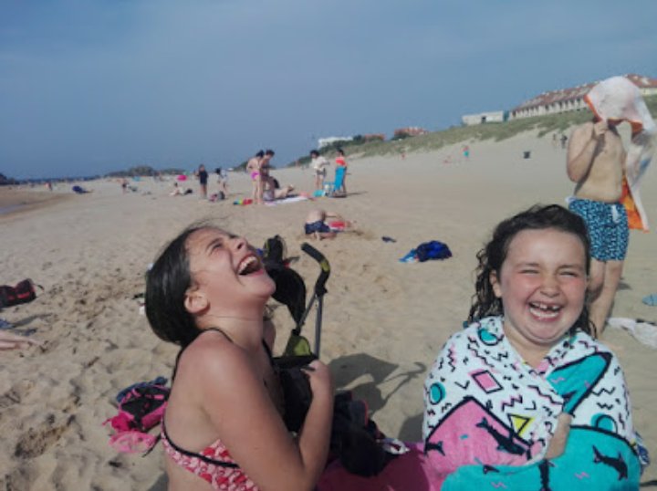 CASanturtzi's tweet photo. DÍA 5 DE CAMPAMENTO: Otra jornada increíble! Clases de #ajedrez,partidas y juegos pedagógicos preparados y elaborados por @CASanturtzi Luego juegos en la playa, Surf y Snorkel en el mar: pulpos, sepias, peces, estrellas de mar,... @musicaconcabeza #santurtzi #xakea @AjedrezVasco https://t.co/0G4GhH7oLd