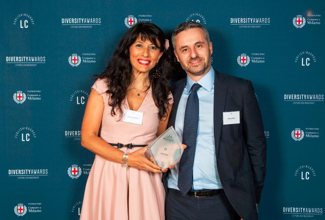 EY_Italy's tweet photo. Agli #LCDiversityAwards2019 #EY vince il Premio #GenderBalance per l'impegno e la volontà di proporre soluzioni concrete attraverso la campagna #WomenFastForward e il programma Mamme@EY.
#ProudToBelong #BetterWorkingWorld #InclusiveGrowth https://t.co/WkAnFbIV5X