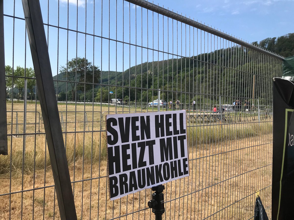 ParabelGoatKvlt's tweet photo. Hier auch nochmal ein Bild einer Begehung in #Themar, wie die #FCKNZS die Gegenproteste, Herrn Sven Hell und #fridaysforfuture verhöhnen. Solche Schilder waren überall auf dem Gelände. Im Hintergrund sieht man die Walk of Shame Demo https://t.co/HbRHhnULmV