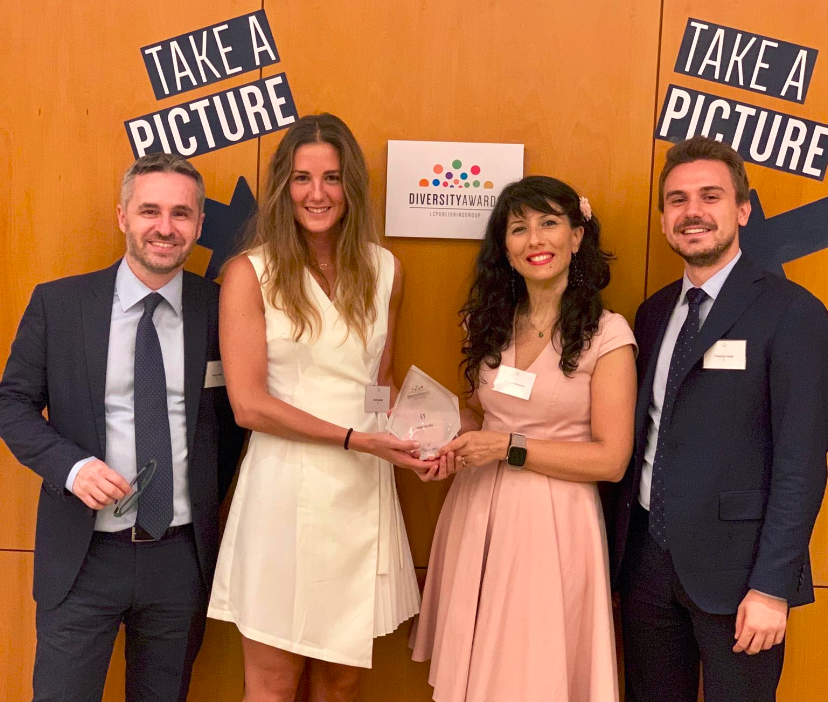 EY_Italy's tweet photo. Agli #LCDiversityAwards2019 #EY vince il Premio #GenderBalance per l'impegno e la volontà di proporre soluzioni concrete attraverso la campagna #WomenFastForward e il programma Mamme@EY.
#ProudToBelong #BetterWorkingWorld #InclusiveGrowth https://t.co/WkAnFbIV5X