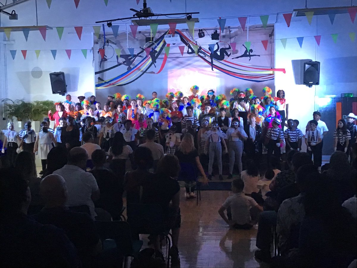 MrJHunt1's tweet photo. WOW!!! Year 6 @woodberrydownN4 are phenomenal! So proud of them all! #cometothecircus #circustime #Year6show #proudteacher #Thisisme https://t.co/ZvbMUqWXtq