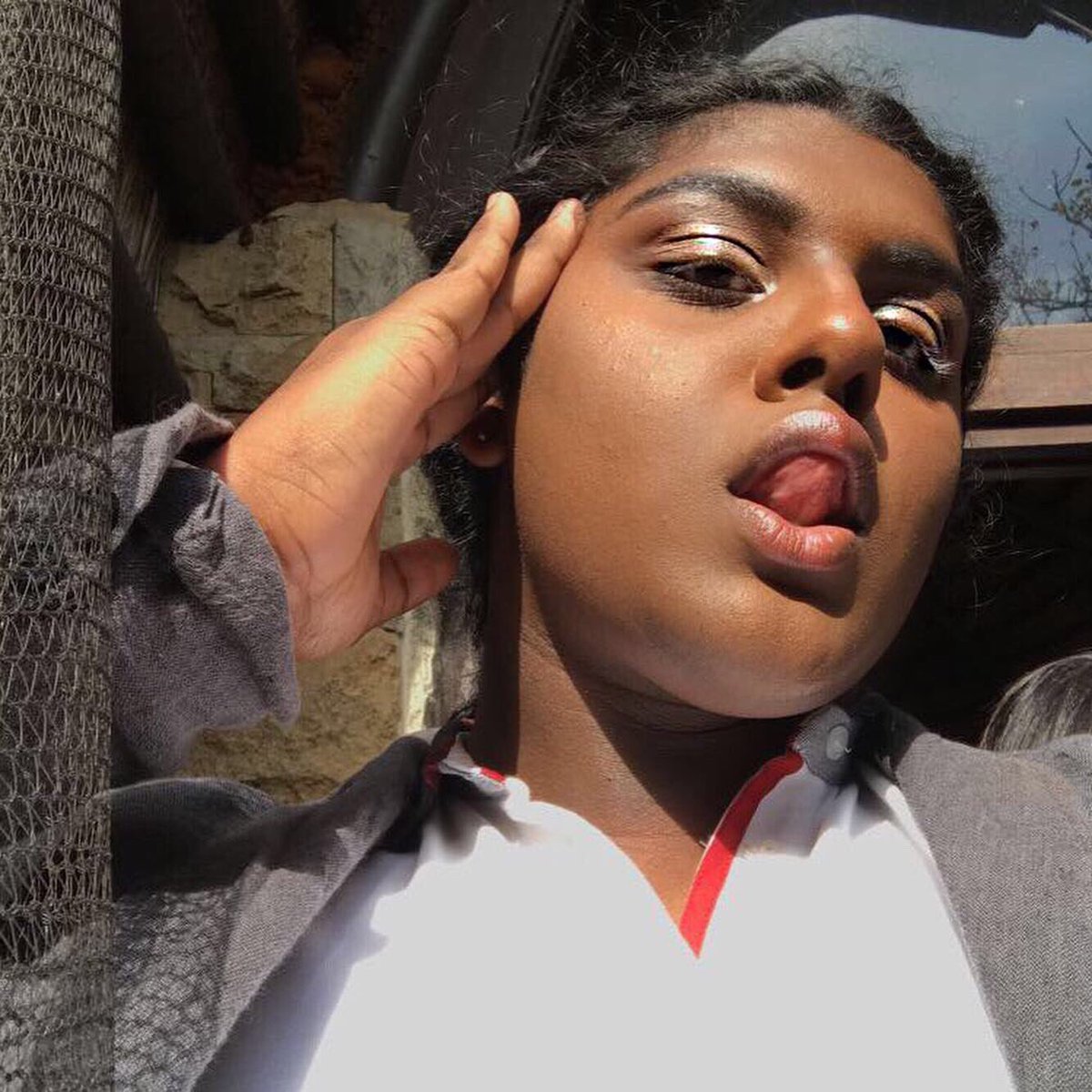 rishindookhi_'s tweet photo. 👑Face it darling👑.                     #makeuprevolution #concealanddefine as a concealer, contour, foundation and eyeshadow base #iconicdivisionpalette as a bronzer and eyeshadow #revolutionprlist #helpmewin https://t.co/MeUnvbRnQJ