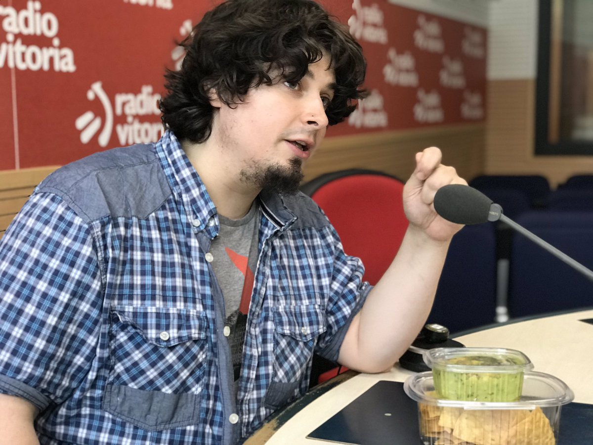 👉 Aitor Etxenike de <a href="/sukalki/">Sukalki</a> nos está explicando en <a href="/GaurMagazineRV/">Radio Vitoria Gaur Magazine</a> cómo hacer unos natxos con guacamole 

👉 Nos ha traído un tupper para probarlo. Espectacular ‼️

Eskerrik asko 😋

104.1 fm 📻 y en la web