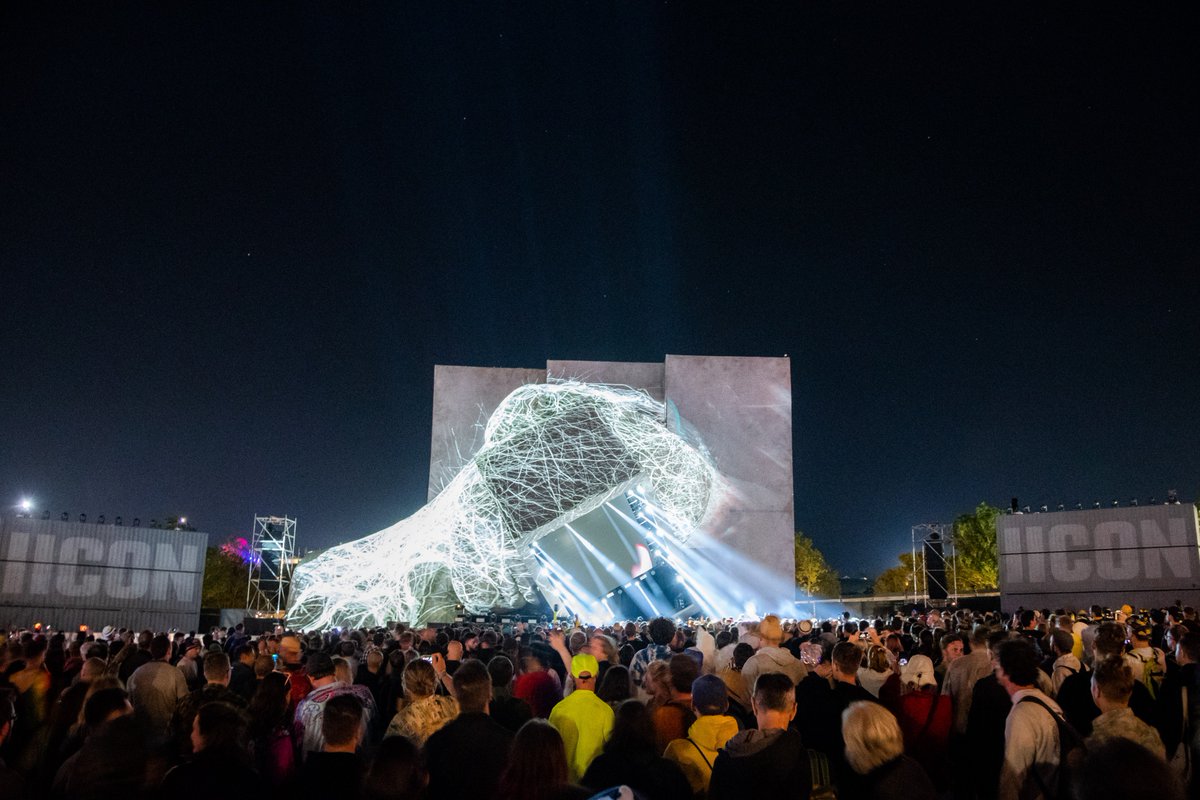 MartinAudioLtd's tweet photo. .@RGJonessoundeng deploys Martin Audio across four major stages at Glastonbury: https://t.co/ogXnJpB0Yz https://t.co/epZqbLVEdM