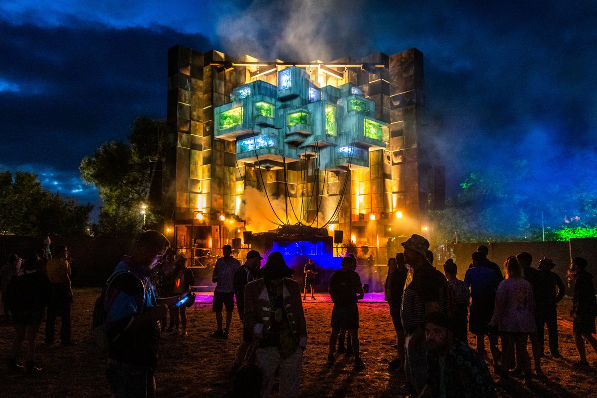 MartinAudioLtd's tweet photo. .@RGJonessoundeng deploys Martin Audio across four major stages at Glastonbury: https://t.co/ogXnJpB0Yz https://t.co/epZqbLVEdM